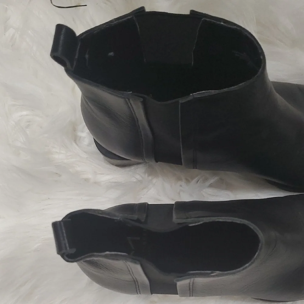 Chic Marc Fisher Black Leather Ankle Booties